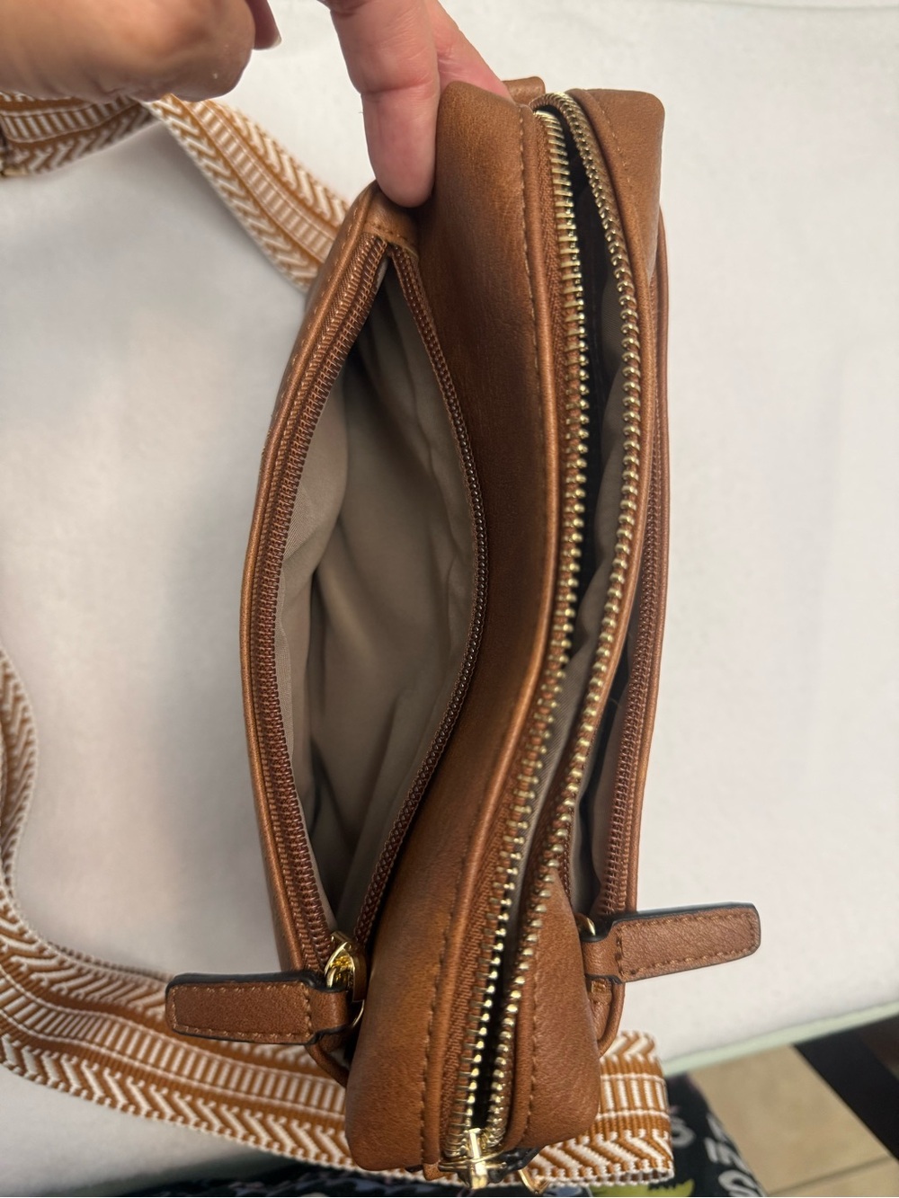 BOSTANTEN Tan Leather Crossbody Bag with Patterned Strap - Picture 5 of 6
